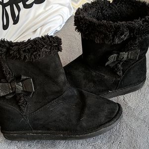 Girl black boots with the fur